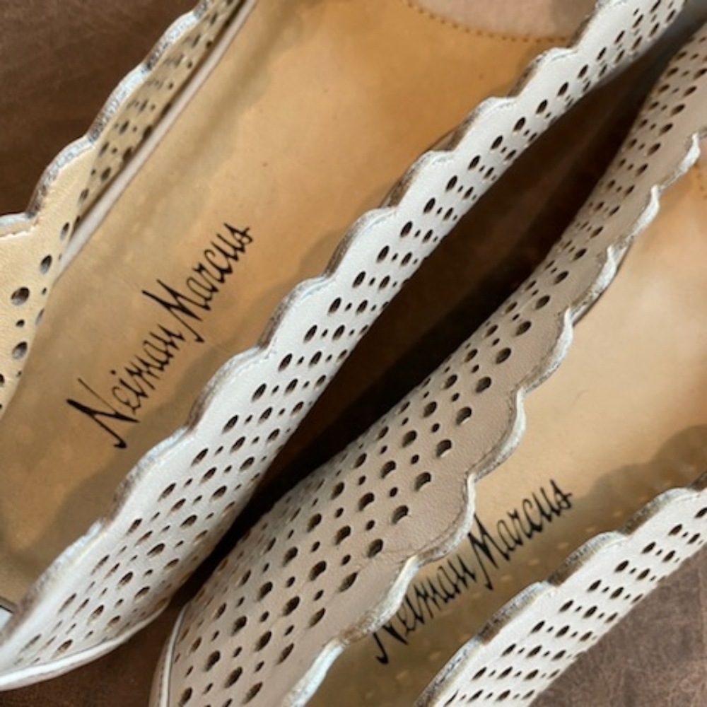 Neiman Marcus scalloped edge flats size 8M - Picture 3 of 14
